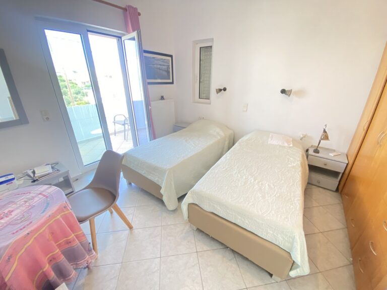 Villa in Plaka with Breathtaking Views and Private Pool For Rent - 