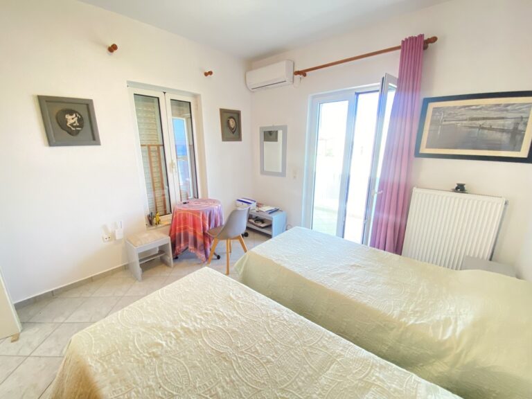 Villa in Plaka with Breathtaking Views and Private Pool For Rent - 