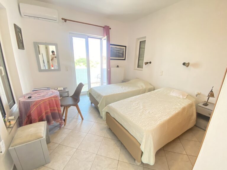 Villa in Plaka with Breathtaking Views and Private Pool For Rent - 