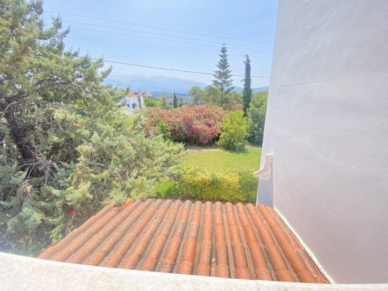 Villa in Plaka with Breathtaking Views and Private Pool For Rent - 