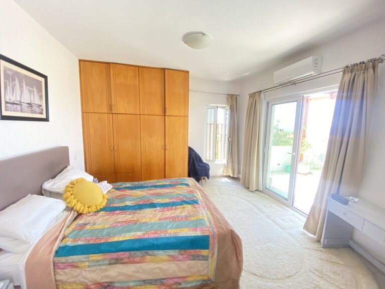 Villa in Plaka with Breathtaking Views and Private Pool For Rent - 