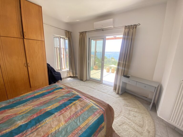 Villa in Plaka with Breathtaking Views and Private Pool For Rent - 