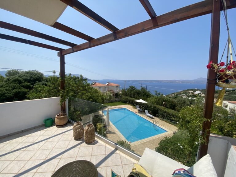 Villa in Plaka with Breathtaking Views and Private Pool For Rent - 
