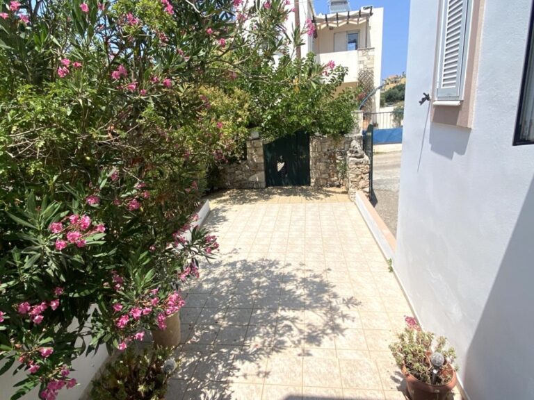 Villa in Plaka with Breathtaking Views and Private Pool For Rent - 