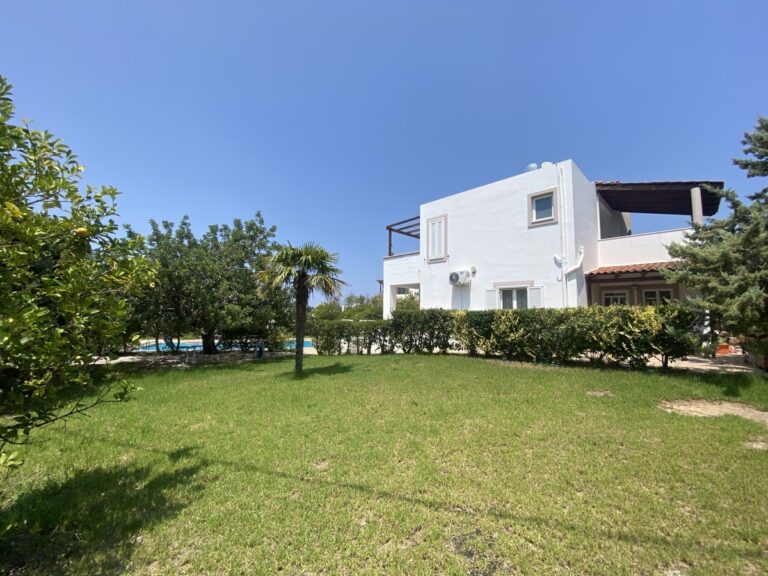 Villa in Plaka with Breathtaking Views and Private Pool For Rent - 