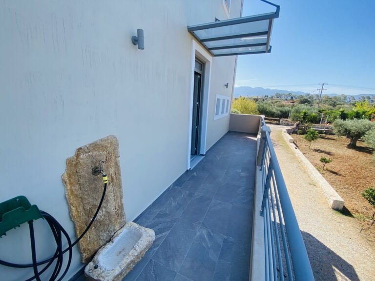 Villa House To Rent in Xirosterni - 13
