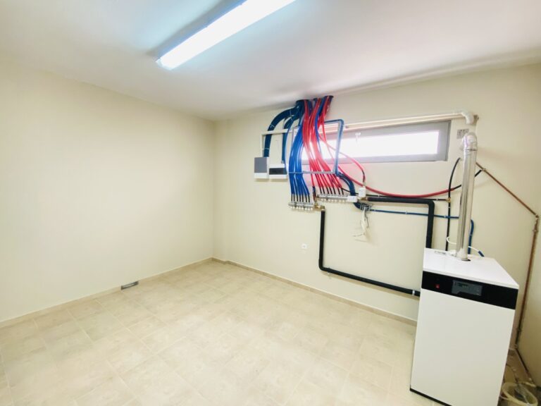 Villa House To Rent in Xirosterni - 17