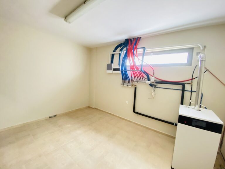 Villa House To Rent in Xirosterni - 18