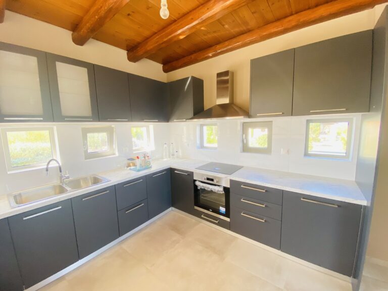 Villa House To Rent in Xirosterni - 44