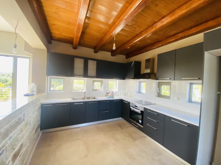 Villa House To Rent in Xirosterni - 48