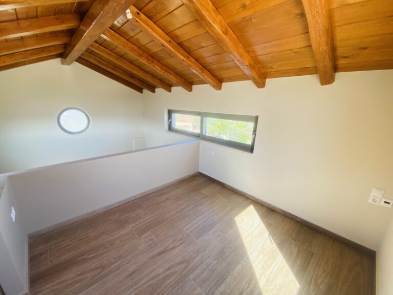 Villa House To Rent in Xirosterni - 84