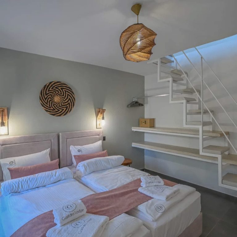 Charming Dual Building Property with Pool and Garden For Winter Rent - 5