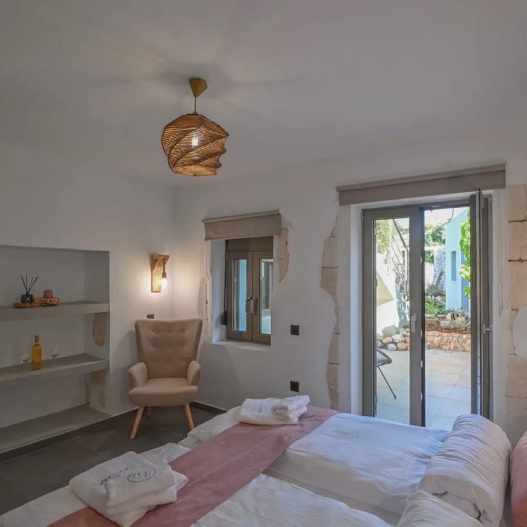 Charming Dual Building Property with Pool and Garden For Winter Rent - 14