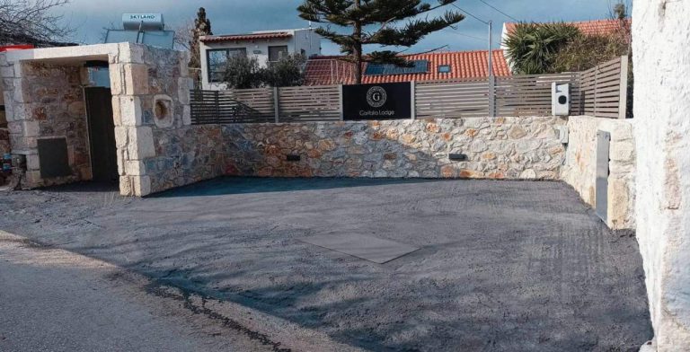 Charming Dual Building Property with Pool and Garden For Winter Rent - 15
