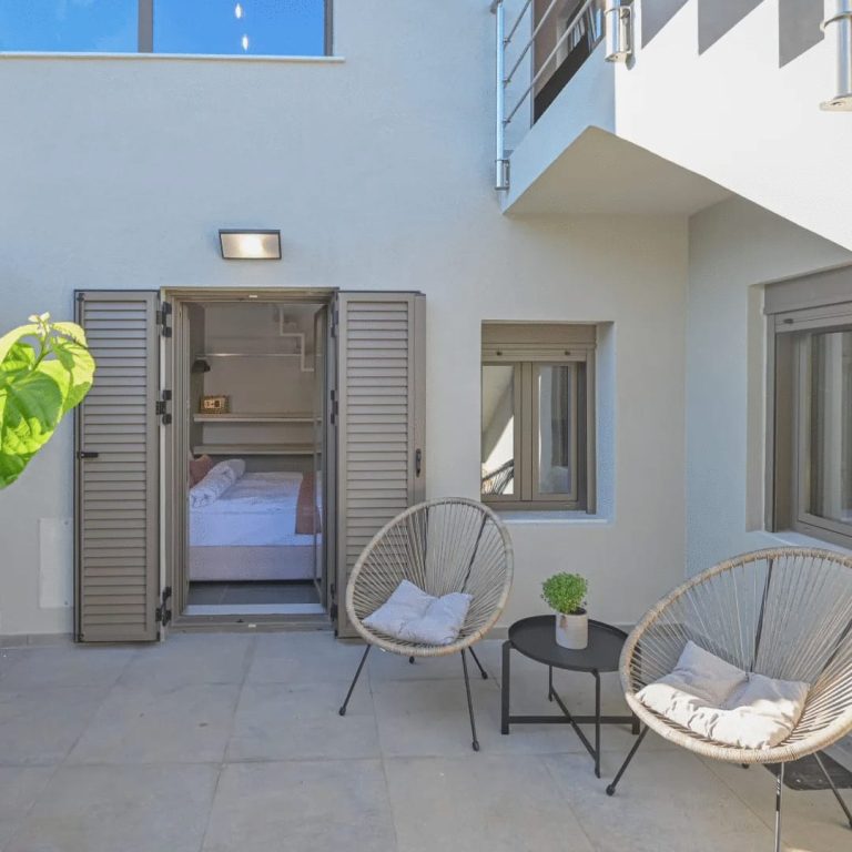 Charming Dual Building Property with Pool and Garden For Winter Rent - 17