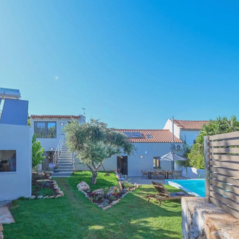 Charming Dual Building Property with Pool and Garden For Winter Rent - 28
